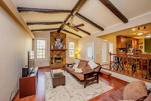 Enjoy the centrally located Mcfadyen Guest House image 1